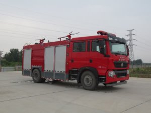 重汽T5G型干粉水联用消防车