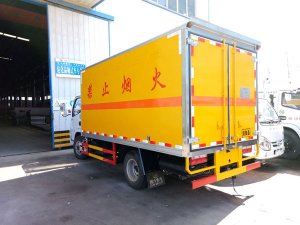 多利卡4.1米3.4吨液体厢式车