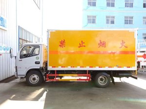 多利卡4.1米3.4吨腐蚀品厢式车