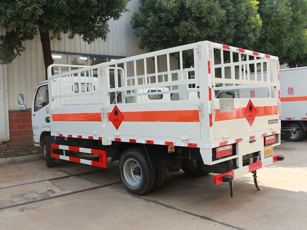 多利卡4.1米4吨气瓶车