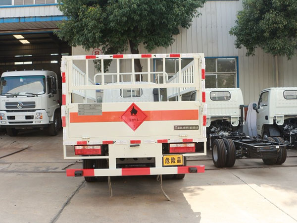 多利卡4.1米4吨气瓶车